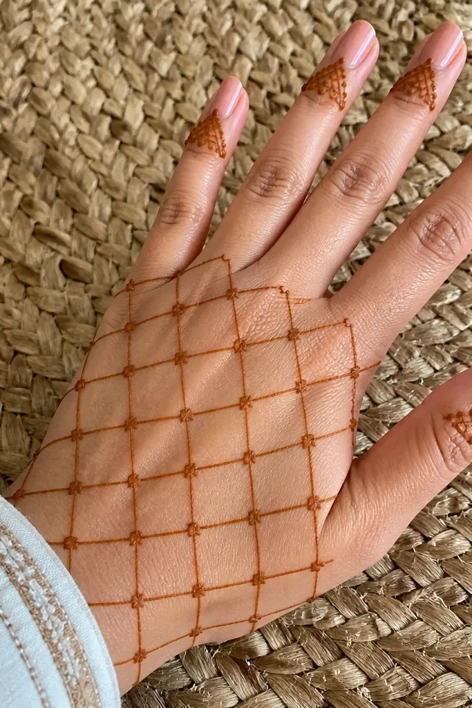 Net pattern on back hand with triangular details at finger tips