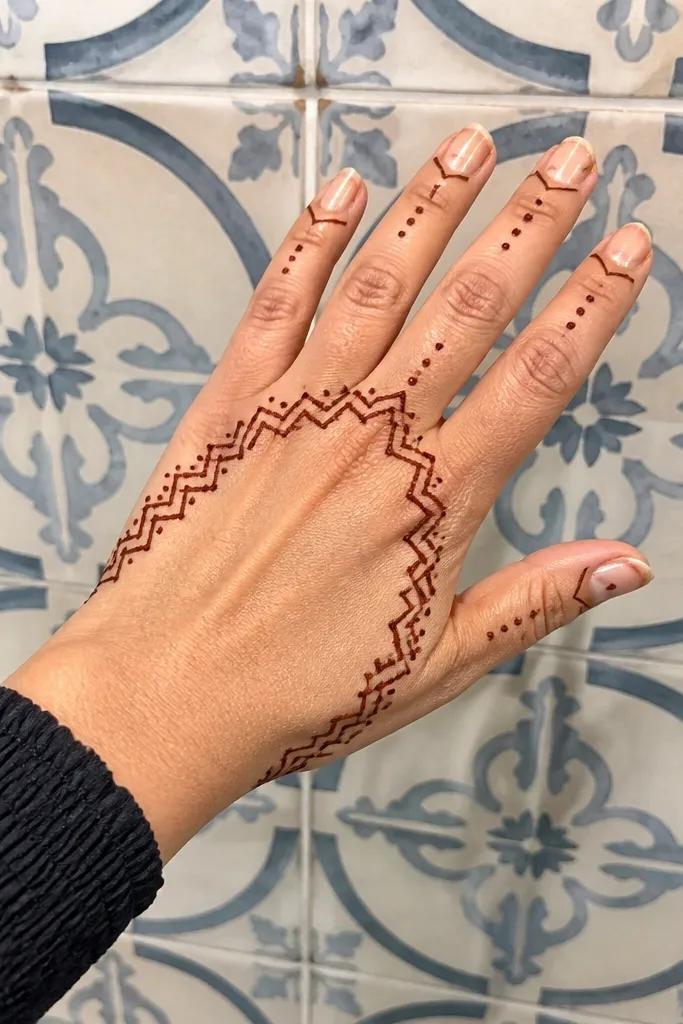 Zigzag border on back hand with dotted steps leading into fingers