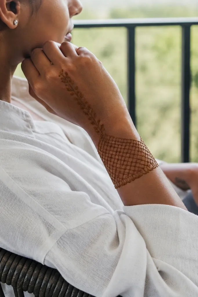 Half-moon wrist pattern with a light net and a straight vine running upward