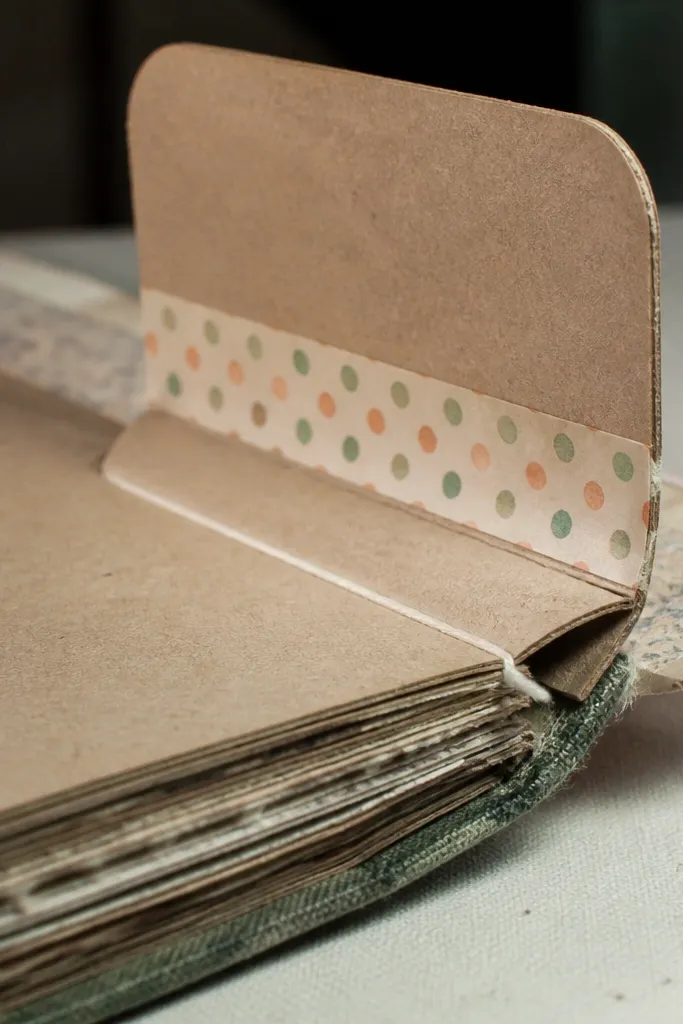 A corner tuck made from chipboard with a patterned label strip
