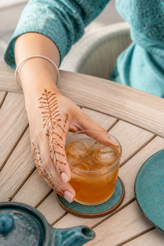 Chevron pattern down the palm with thin side arcs on fingers
