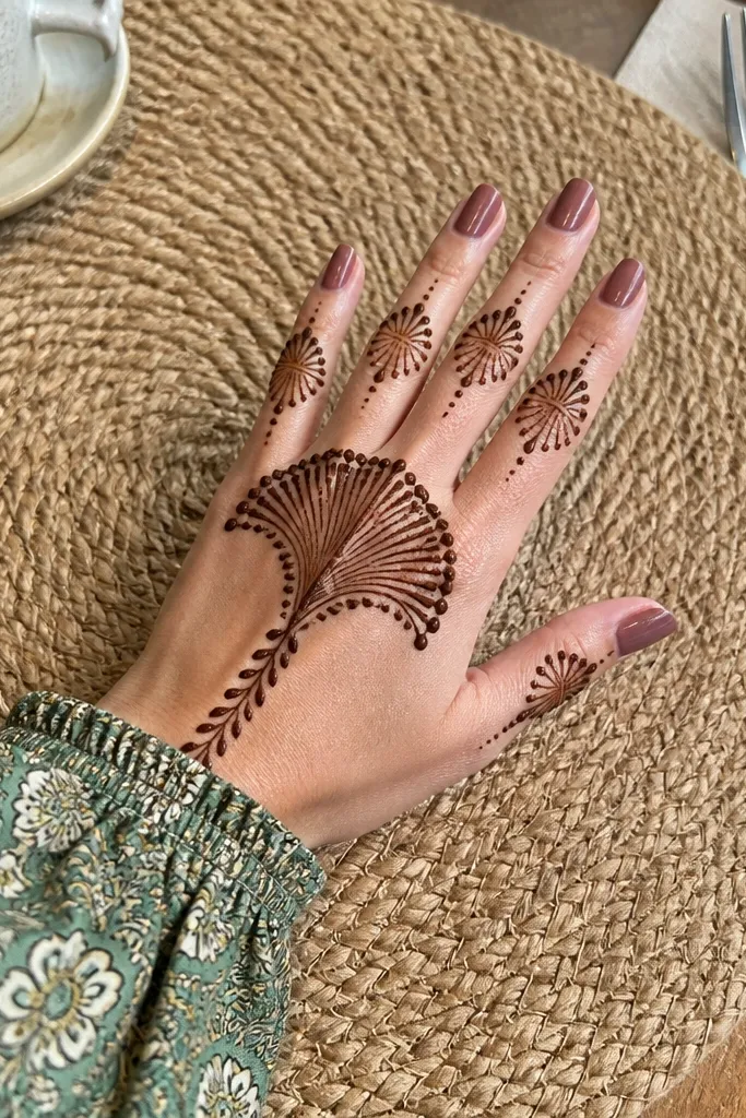 Fan-shaped pattern between fingers on back hand
