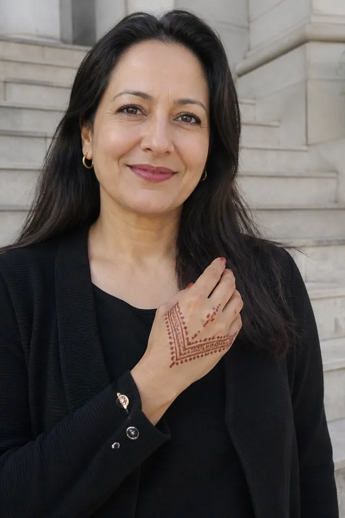 A diagonal V stripe from wrist to center with dot clusters along it